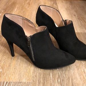 Black zippered 5” heels